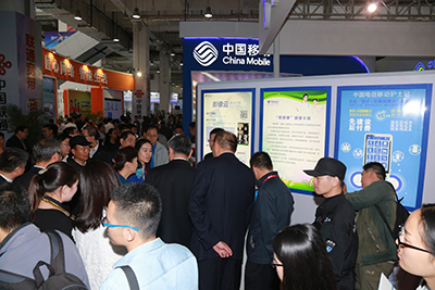 天坦移動(dòng)醫(yī)、護(hù)亮相信博會(huì)，展臺(tái)前人頭攢動(dòng)